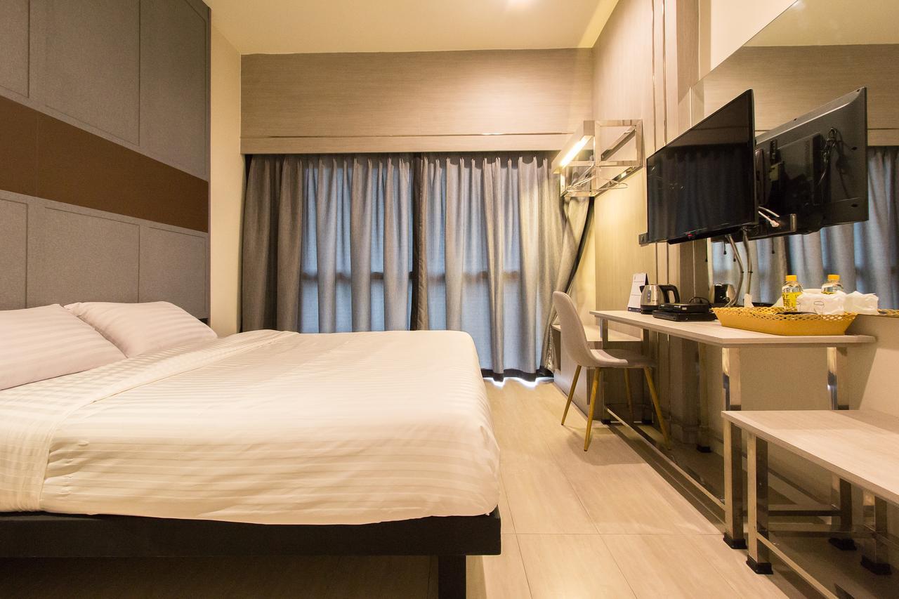Lazy Sunday Hostel Bangkok Exterior photo