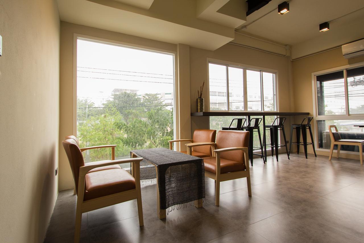 Lazy Sunday Hostel Bangkok Exterior photo