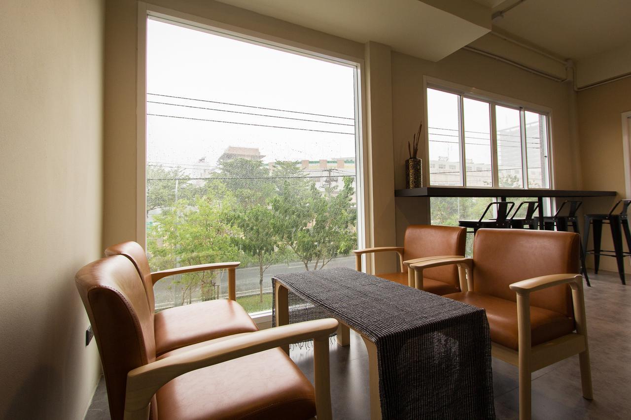 Lazy Sunday Hostel Bangkok Exterior photo
